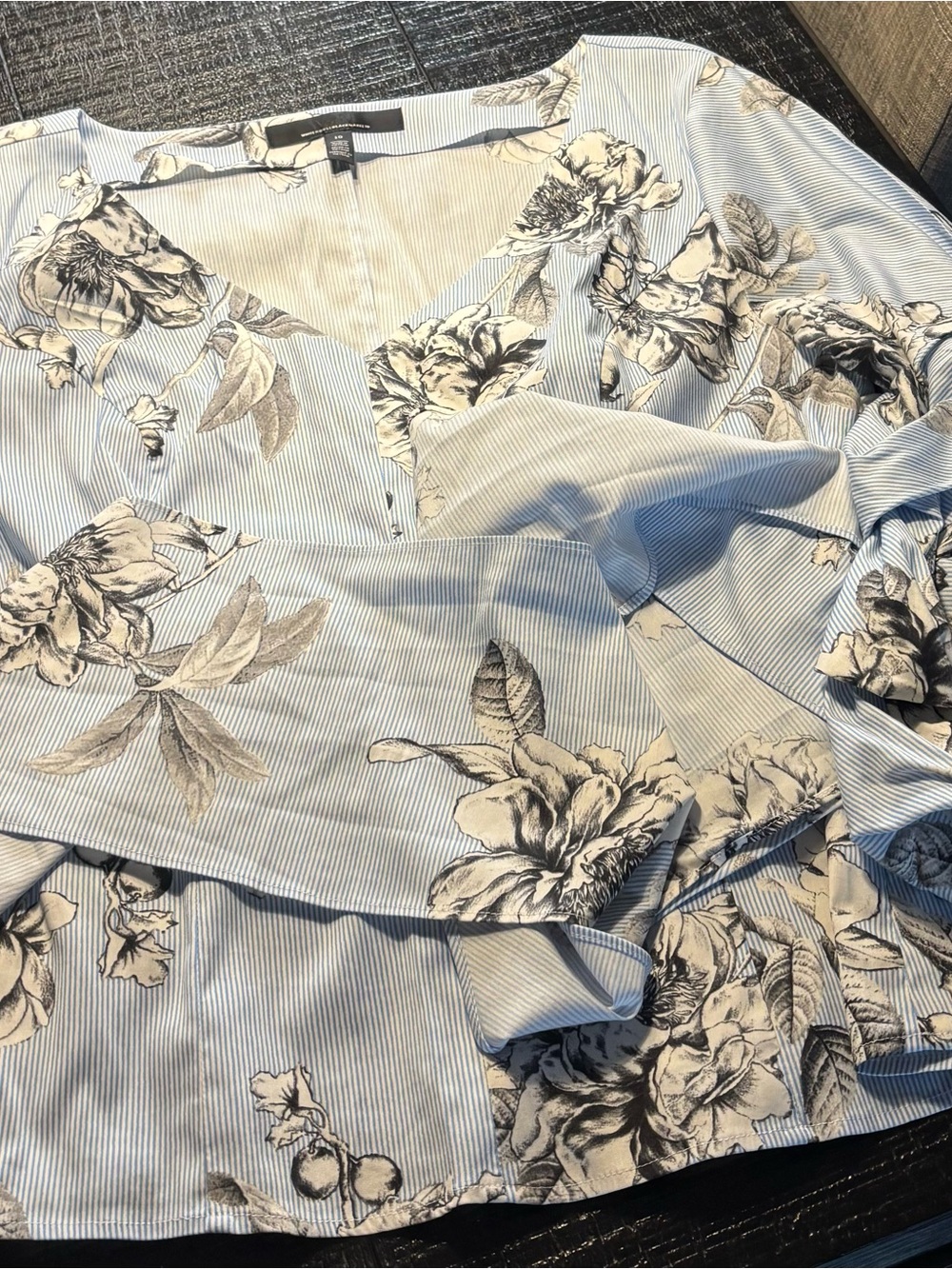 White House Black Market Blue and White Floral V-Neck Ruffle Sleeve Top - Picture 5 of 5